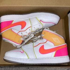 Air Jordan 1 Mid SE GS ‘Edge Glow’